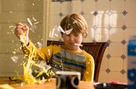 Antboy - Der Biss der Ameise – Pelle (Oscar Dietz) ist plötzlich superstark. Ein Glas mit Saft kann er einfach so zerbrechen.