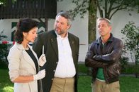 Die Rosenheim-Cops – Noch am Tatort ermitteln Stadler (Dieter Fischer, M.), Bergmann (Florian Fitz, r.) und Dr. Eckstein (Petra Einhoff, l.), wer den Paparazzo ermordet hat.