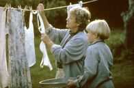 Rosamunde Pilcher: September – Der kleine Henry (re. thomas Szekeres) fühlt sich einsam, weil seine Eltern dank ihrer gesellschaftlichen Verpflichtungen wenig Zeit für ihn haben. 'Drum sucht er oft die Gesellschaft der Hausangestellten.