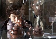 Sherlock – rbb Fernsehen SHERLOCK - DER BLINDE BANKER, "Sherlock - The Blind Banker" Uhr. Antike Teegefäße bringen Sherlock Holmes (Benedict Cumberbatch) auf die Spur der Mörder.