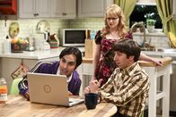 The Big Bang Theory – Raj (Kunal Nayyar, l.) und Howard (Simon Helberg, r.) haben endlich ihre Erfindung fertiggestellt. Doch als sie unmittelbar danach eine E-Mail von der NASA erhalten, glauben sie, die Regierung ist hinter ihnen her. Bernadette (Melissa Rauch, M.) kann ihre Panik jedoch nicht nachvollziehen?