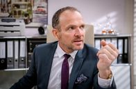 Sturm der Liebe – Markus (Timo Ben Schöfer) kommt eine Idee, wie er den Richter beeinflussen kann.