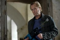 SOKO Wien – Spurensicherer Franz Wohlfahrt (Helmut Bohatsch) hat einen Vorschlaghammer mit, um herauszufinden, was hinter der nachträglich eingebauten Wand versteckt ist.