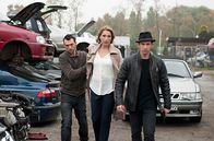 Großstadtrevier – Filippo Toldo (Beniamino Brogi, l.) und Viktor Devic (Arnel Taci, r.), zwei bewaffnete Typen, verschleppen Frau Küppers (Saskia Fischer, M.) auf einen Schrottplatz.