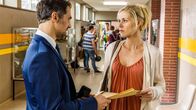 Der Lehrer – Als Michael (Gabriel Merz) die vertraulichen Informationen von Karin (Jessica Ginkel) nutzen will, um die Schule zu verklagen, fühlt diese sich ausgenutzt.