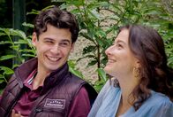 Sturm der Liebe – Olivia (Soraya Bouabsa, r.) weist Elias’ (Orlando Lenzen, l.) Vermutung, an Massimo romantisch interessiert zu sein ist, zurück.