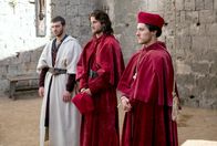 Borgia – Niccolo Macchiavelli, Cesare Borgia und Alessandro Farnese (v.li.: Thibaut Evrard, Mark Ryder, Diarmuid Noyes) wohnen der Hinrichtung Savonarolas bei.