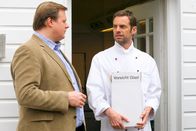 Die Rosenheim-Cops – Am Tatort gefundene Zigarettenkippen macht Hartl (Michael A. Grimm, l.) auf den Bruder des Toten, Theo Himmelreich (Sebastian Feicht, r.), aufmerksam.
