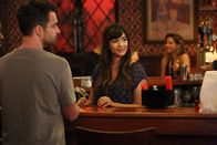 New Girl – Cece (Hannah Simone, r.) erhält eine Beförderung und nutzt ihre neuen Freiheiten auch gleich, um einen neuen Barkeeper einzustellen. Sehr zum Missfallen von Barchef Nick (Jake Johnson, l.) ...