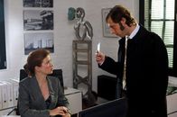 Wilsberg – Steuerprüfer Ekki Talkötter (Oliver Korittke) durchsucht die Büros der Fondsmanagerin Claudia Weinert (Loretta Stern).