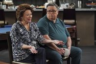 B Positive – Irene (Rondi Reed, l.); Jerry (David Anthony Higgins, r.)