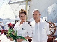 Unter weißen Segeln – Kapitän Arno Köhler (Robert Giggenbach) sticht mit seiner Cruisedirektorin Marlene (Christine Neubauer) in See.