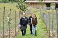WaPo Bodensee – Ermittlungen auf der Straußenfarm: Nele (Floriane Daniel, l.) und Andreas Rambach (Ole Puppe, M.) befragen Jeanette Küblinger (Natalie Hünig, r.).