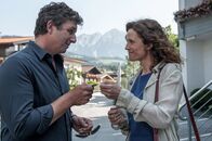 Der Bergdoktor – Martin Gruber (Hans Sigl) und die Versicherungsfrau Rike Jäger (Regula Grauwiller) sind sich zunehmend sympathischer.