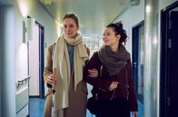 Die Heiland - Wir sind Anwalt – Romy Heiland (Lisa Martinek, l.) und ihre Assistentin Ada Holländer (Anna Fischer, r.) suchen im Krankenhaus nach Hinweisen für Ihren Fall.
