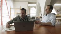 Hawaii Five-0 – Steve McGarrett (Alex O'Loughlin, l.) steckt mitten in der Planung für seine und Danny Williams' (Scott Caan, r.) Bar, doch dann unterbricht sie ein außergewöhnlicher Fall ...
