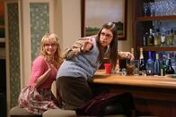 The Big Bang Theory – Beobachten gespannt, wie Penny Rajs Ex-Flamme Lucy den Kopf wäscht: Bernadette (Melissa Rauch, l.) und Amy (Mayim Bialik, r.) ...