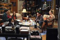 The Big Bang Theory – Haben viel Spaß miteinander: Leonard (Johnny Galecki, 2.v.r.), Penny (Kaley Cuoco, r.), Howard (Simon Helberg, l.), Bernadette (Melissa Rauch, 2.v.l.), Amy (Mayim Bialik, 4.v.l.) und Rajesh (Kunal Nayyar, 3.v.l.) ...