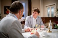 Sturm der Liebe – Philipp (Robin Schick, r. mit Timo Ben Schöfer, l.) ist frustriert, weil er von Vincent auf allen Ebenen ausgebremst wird.