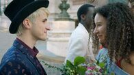 Find me in Paris – Frank (Seán Òg Cairns, l.) und Ines (Eubha Akilade, r.) sind glücklich. Ines hat es in die Ballettcompagnie der Pariser Oper geschafft und freut sich gemeinsam mit ihrem Freund Frank über den Erfolg.