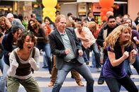 Modern Family – Mitchell (Jesse Tyler Ferguson, M.) nimmt im Einkaufszentrum spontan an einem Flashmob teil.