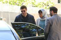 Bones - Die Knochenjägerin – Im Iran angekommen, treffen sich Booth (David Boreanaz, l.) und Cam (Tamara Taylor) mit ihrem Kontakt, um den entführten Arastoo aufzuspüren.