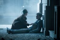 Babylon Berlin – Die Stenotypistin Charlotte (Liv Lisa Fries) findet ihren Kollegen Gereon (Volker Bruch) und versucht ihm zu helfen.