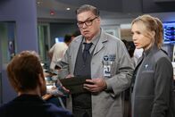 Chicago Med – Sie beraten sich wegen eines schwierigen Falls: Nick Gehlfuss als Dr. Will Halstead (von hinten), Oliver Platt als Dr. Daniel Charles, Kirsten Hager als Dr. Stevie Hammer