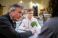 Sturm der Liebe – Zu Max' (Stefan Hartmann, vorne M.) und Helenes (Sabine Werner, hinten M.) Überraschung gibt Vanessa (Jeannine Gaspár, vorne r.) ihrem Vater (Johann Schuler, vorne l.) noch eine zweite Chance.