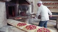 Köstliches Apulien – Köstliches Apulien – Terra di Bari Giuseppe di Gesú schiebt Focaccia in den Ofen. Copyright: SRF/Florianfilm GmbH