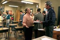 The Middle – Mike (Neil Flynn, r.) legt sich auf Bricks Elternabend mit einem Vater namens Mitch (Jim Holmes, l.) an. Währenddessen schikaniert Sue Axl, weil sie Informationen über ihn hat, die ihre Eltern auf keinen Fall erfahren dürfen ...
