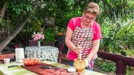 Zu Tisch ... – Zu Tisch Teneriffa – Spanien Cristina González kocht Kaninchen. Copyright: SRF/Berlin Producers