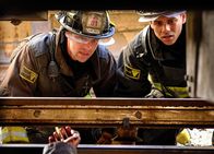 Chicago Fire – Ein furchtbarer Anblick: Jesse Spencer als Matthew Casey, Charlie Barnett als Peter Mills