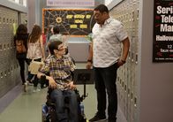 Speechless – Wollen auf eine Halloweenparty gehen: JJ (Micah Fowler, l.) und Kenneth (Cedric Yarbrough, r.) ...