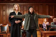 Die Heiland - Wir sind Anwalt – ARD DIE HEILAND - WIR SIND ANWALT, II. Staffel (6 neue Folgen), Folge 12 "Stunde der Wahrheit"15 Uhr im Ersten. Die blinde Anwältin Romy Heiland (Christina Athenstädt, l.) ist bei Gericht auf die Aussage eines ungewöhnlichen Zeugen, der Berliner Drogendealers Chao (Madieu Ulbrich, r.) angewiesen.