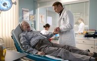 In aller Freundschaft – Dr. Martin Stein (Bernhard Bettermann, re.) untersucht Berthold Schüller (Gerhard Garbers, li.), der von seinem Freund Hans in die Klinik gebracht wurde. Berthold leidet an differenzierten Symptomen. Da Martin weitere Untersuchungen durchführen muss, nimmt er ihn stationär auf.
