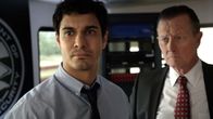 Scorpion – Als ein Hacker damit droht ein Gift freizusetzen, müssen Walter (Elyes Gabel, l.) und Cabe (Robert Patrick, r.) sich eingestehen, dass möglicherweise eine frühere Aktion von ihnen Schuld an der Situation ist ...
