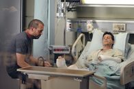 Dr. House – Endlich hat House (Hugh Laurie, l.) der Ehrgeiz bei dem Fall Donny (Jon Seda) gepackt und er versucht herauszufinden, was dem Patienten und seinen Vorfahren wirklich fehlt.