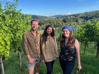 Hoagascht – Moderatorin Conny Bürgler (rechts) steht mit Jürgen Trummer (links) und seiner Freundin Bianca (mitte) in seinem Weinberg während ServusTV's Hoagascht „In der Buschenschank" Weingut Trummer in Spielfeld, Steiermark Österreich am 17. September 2025.