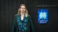 SOKO Wismar – Jonas' Mutter Sabine Friese (Tanja Schleiff) ist völlig aufgebracht. Sie will nicht glauben, dass ihr Sohn Opfer einer Straftat geworden sein könnte und beschuldigt indessen die Polizei. Noch sträubt sie sich, die Ermittler in Jonas‘ Scheune einzulassen. Doch bald wird ihr die Relevanz der Ermittlungsarbeit und die Aufdeckung der Ereignisse bewusst.