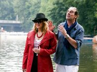 In aller Freundschaft – Julius Doberer (Guildo Horn) begrüßt Sarah Marquardt (Alexa Maria Surholt) alias Sarah Turner. Sarah hat etwas geflunkert und sich bei dem Musikproduzenten als Sängerin mit internationaler Erfahrung vorgestellt. Als sie auf dem Bootssteg auf Brenner trifft, der sich als Chefarzt ausgibt, teilen beide ein Geheimnis.