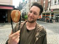 Ausgerechnet – Was kosten Brötchen und welche schmecken am besten? 15 Cent beim Discounter, bis zu 49 Cent beim Traditionsbäcker - die Preisunterschiede bei Brötchen sind riesig. Aber steckt im dreimal so teuren handgemachten Brötchen auch dreimal so viel Arbeit und Liebe wie im aufgebackene Teigrohling aus der Massenproduktion? Reporter Sven Kroll rechnet aus, was ein Brötchen in der Herstellung kostet, und erfährt in der Backstube, wie viel Arbeit drinsteckt. Außerdem macht er den großen Geschmackstest: Traditionsbäcker, Backshop, Discounter oder Aufbackbrötchen - wer macht die besten Brötchen?