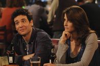 How I Met Your Mother – Während Ted (Josh Radnor, l.) bei Tiffany am Haken hängt, hält Robin (Cobie Smulders, r.) Kameramann Mike hin ...