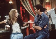Friends – Ross (David Schwimmer, r.) bietet Rachel (Jennifer Aniston, l.) an, bei ihm einzuziehen ...