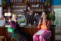 neoriginal: Pumpen – Anita (Henrike Fehrs, l.) und Mia (Lotte Becker, r.) versuchen, die Teilnehmerinnen des Beckenboden-Kurses zurückzuholen. Jean (Jesse Albert, M.) ist keine große Hilfe.