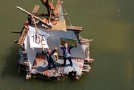 Stilles Tal (MDR) – Thomas Stille (Wolfgang Stumph, li.) und Konrad Huberty (Robert Atzorn) warten auf der Ruine des Gasthofes auf Rettung. Als der Hubschrauber kommt, lässt Stille Huberty den Vortritt.