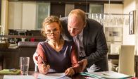 Meuchelbeck – Makler Oliver Schmidtkowsky (Christian Hockenbrink) berichtet seiner Frau Julia Schmidtkowsky (Karin Hanczewski), dass Markus die Pension verkaufen will.