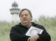Bloch – ARD/WDR BLOCH: "Der Freund meiner Tochter", Fernsehfilm Deutschland 2005, Buch Kilian Riedhof und Marco Wiersch, Regie Kilian Riedhof15 Uhr im Ersten. Bloch (Dieter Pfaff) versucht, im Urlaub am Meer Yber den Selbstmord seiner Ehefrau hinwegzukommen.