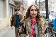 Nix Festes – Jenny (Marie Rathscheck) fühlt sich als habe sie Uli (Arne Gottschling) betrogen.