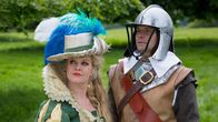 Agatha Raisin – Agatha Raisin (Ashley Jensen) und James Lacey (Jamie Glover) betrachten die Aufführung der "Gekreuzten Schwerter" von der Schlacht von Titley’s Knob.
